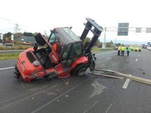 Heftruck en lading van vrachtwagen gevallen: A29 afgesloten