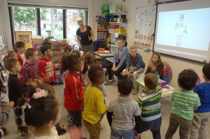 Leerlingen Dalton Lyceum openen Kinderboekenweek bij OBS De Draaimolen