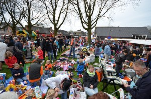 Kindervrijmarkt op het grasveld bij de Dorpskerk (Barendrecht) tijdens Koningsdag 2013