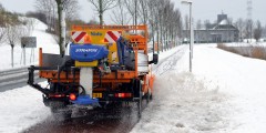 Sneeuw schuiven en strooien op het fietspad langs de rondweg (Sweelincklaan) in Barendrecht