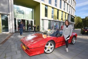 In een Ferrari naar de diploma uitreiking van de Focus Beroepsacademie