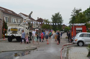 Prokkelmiddag met brandweer en defensie in de Irenestraat, Barendrecht