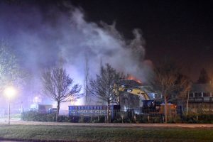 Grote uitslaande brand in half gesloopt schoolgebouw aan de Botter