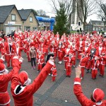 Santa Run: Kerstmannen en vrouwen rennen door Barendrecht (2015)