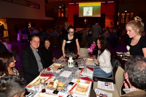 Benefiet Dinnershow haalt €1.500 op voor Roparun team Kippenrenners