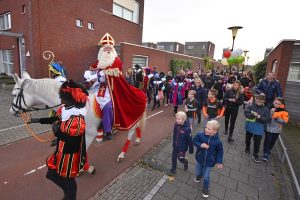 Sinterklaas te paard met muziekpieten door Carnisselande