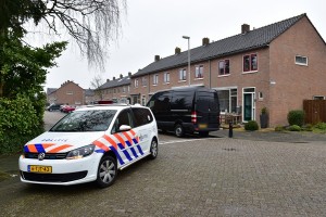 Politie doet instap in woning aan de Zeeg voor onderzoek naar vuurwapens