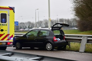 Auto tegen de vangrail op afrit A29 bij Barendrecht (richting Kilweg)