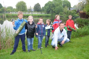 Viswedstrijd voor de jeugd bij het Wilgeneiland, wijk Molenvliet in Barendrecht