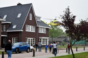 Traumahelikopter landt in Amaliaplantsoen voor noodsituatie Marijkesingel