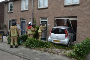Auto met meisje achter het stuur rijdt woning binnen aan De Ruijterstraat in Barendrecht