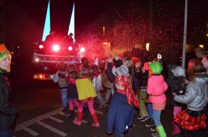 Carnavalsoptocht rond het Griegplantsoen in Barendrecht (Wijk Nieuweland)