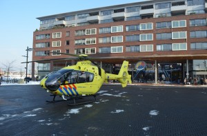 Traumahelikopter land in Barendrecht voor inzet Platehaven (Carnisselande)