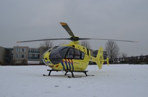 Traumahelikopter en andere hulpdiensten voor een reanimatie naar de Banjohof in Barendrecht