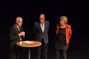 Archief foto: Jos Vis (midden) met burgemeester van Belzen en de vrouw van Jos Vis