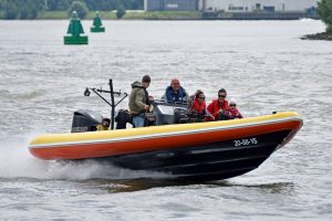 Kinderen met zeldzame ziekte racen in snelle boten over de Oude Maas