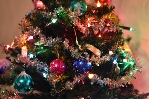 Kerstboom met lichtjes, slingers en kerstballen
