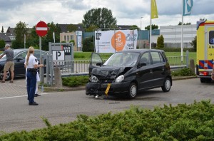 Auto flink toegetakeld bij ongeval aan de Lorentzweg in Barendrecht