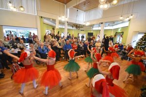 Kinderen dansen en zingen tijdens kerstoptreden voor bewoners Borgstede