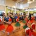 Kinderen dansen en zingen tijdens kerstoptreden voor bewoners Borgstede
