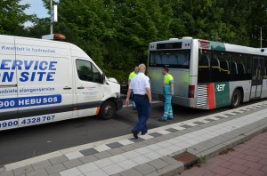 Busje klapt op achterkant RET bus aan de 1e Barendrechtseweg in Barendrecht
