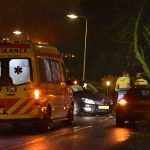 Auto's botsen op elkaar in bocht Middeldijk, vrouw naar ziekenhuis