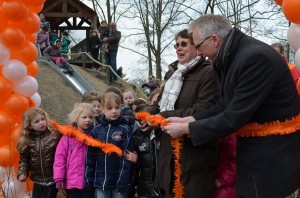 Opening oranjespeeltuin en nieuwe speeltoestel in Barendrecht
