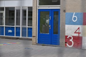 Vernielingen op verlaten schoolplein aan Van Ravesteyndreef, Barendrecht