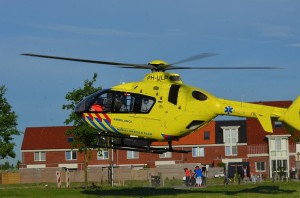 Traumahelikopter voor medische noodsituatie naar Standermolen in Barendrecht