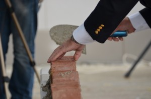 Symbolische eerste steen gelegd bij nieuwe brandweerkazerne in Barendrecht
