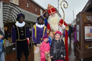 Sinterklaas en Zwarte Pieten op de foto, Centrum Barendrecht, Middenbaan