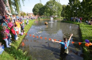 Wedstrijd met 1500 badeendjes tijdens Duckrace 2013 in Barendrecht
