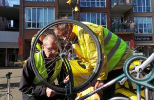 29 okt: Fietsersbond repareert fietsverlichting op de Middenbaan