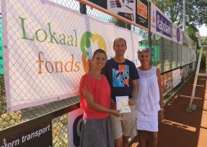 Tennisvereniging Barendrecht schenkt cheque aan Lokaal Fonds Barendrecht