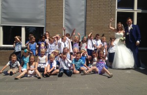 Juf Mariska van De Groen getrouwd, kinderen feesten mee (Groen van Prinsterer, Barendrecht)