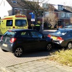 Auto's botsen op Serenadelaan in Barendrecht, kindje gecontroleerd in ambulance