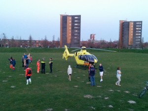 Traumahelikopter voor noodsituatie met baby aan de Riederbunder in Barendrecht