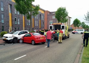 Auto klapt op geparkeerde auto aan de Noordersingel in Barendrecht