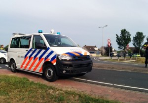 Aanrijding politiebusje met personenauto Voordijk; onderweg naar overval alarm