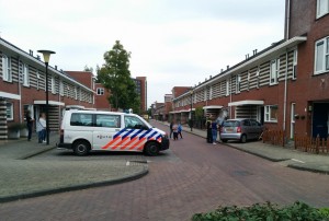 Auto rijdt voortuin in van woning aan het Slotermeer in Barendrecht