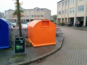 Drie oranje containers terug voor plastic afval inzameling (Foto: Container op het Muziekplein)