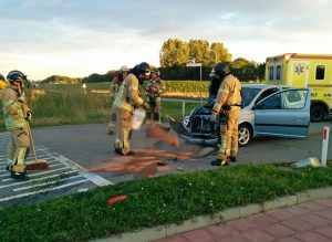 Veel schade bij aanrijding tussen twee auto's op kruispunt Zuider Carnisseweg