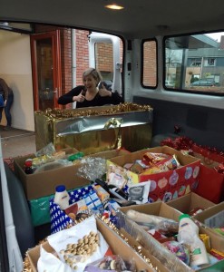 OBS De Driehoek maakt kerstpakketten voor de Voedselbank Barendrecht