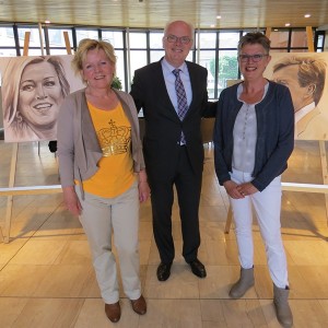 Burgemeester opent kunstexpositie over Koningspaar in gemeentehuis Barendrecht