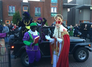 Foto's: Sinterklaas op bezoek bij scholen en verenigingen in Barendrecht (Trinoom, 2015)