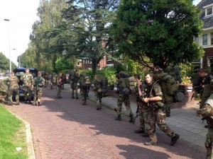 Militairen van Ghentkazerne wandelen door Barendrecht