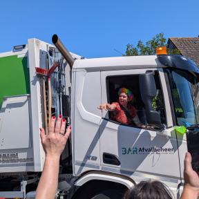 Toeterende vrachtwagens vertrekken