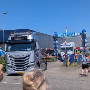 Toeterende vrachtwagens vertrekken