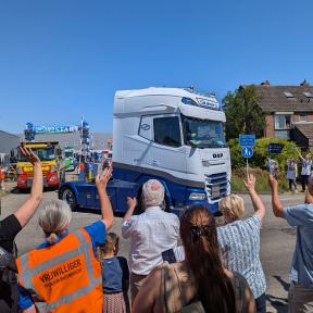 Toeterende vrachtwagens vertrekken
