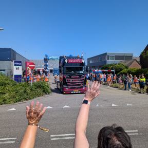 Toeterende vrachtwagens vertrekken